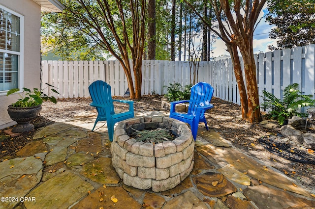 view of patio featuring an outdoor fire pit