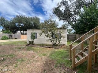 view of yard featuring an outbuilding