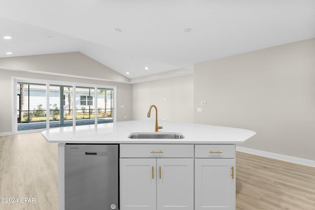 kitchen featuring sink, vaulted ceiling, stainless steel dishwasher, a kitchen island with sink, and light hardwood / wood-style floors