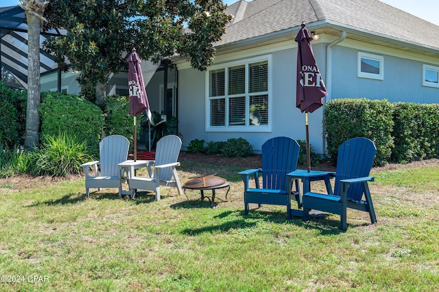 view of yard featuring a fire pit