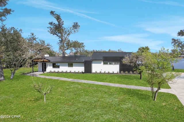 view of front of house featuring a front lawn