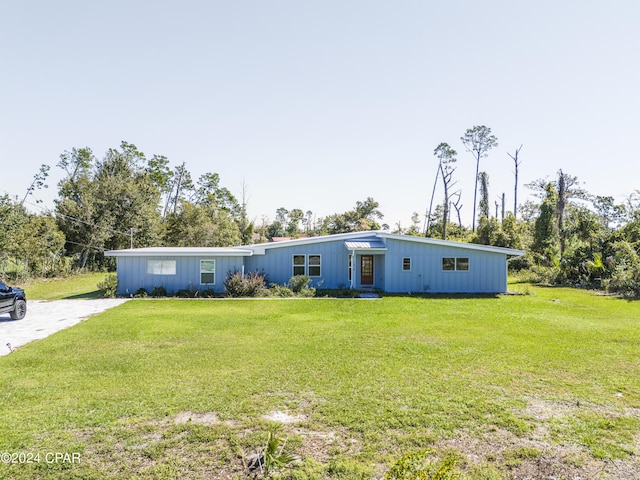 view of front of house featuring a front lawn