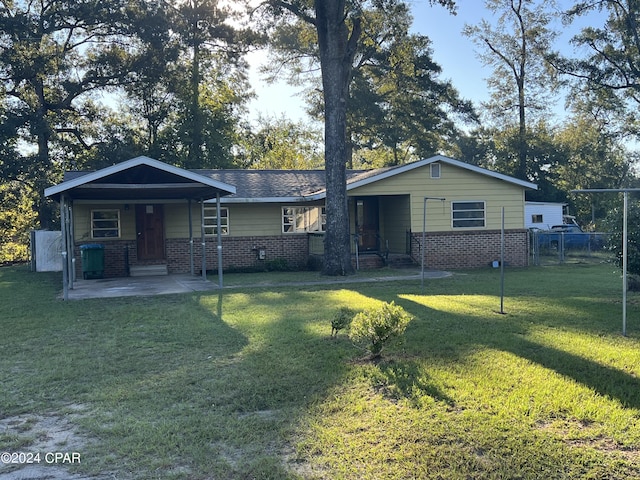 ranch-style house featuring a front yard