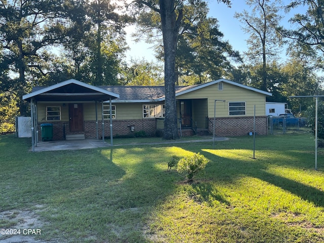 view of front facade featuring a front yard