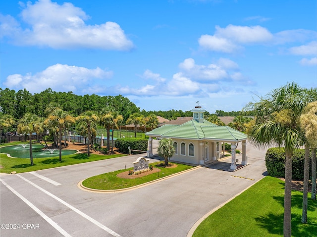 view of front of house featuring a front yard