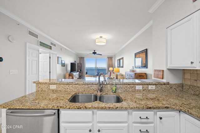 kitchen featuring ornamental molding, sink, kitchen peninsula, and ceiling fan