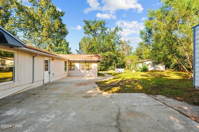 view of yard with a patio