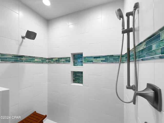 bathroom featuring a tile shower