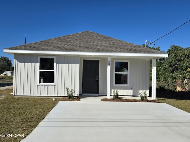 view of front facade featuring a front yard and covered porch