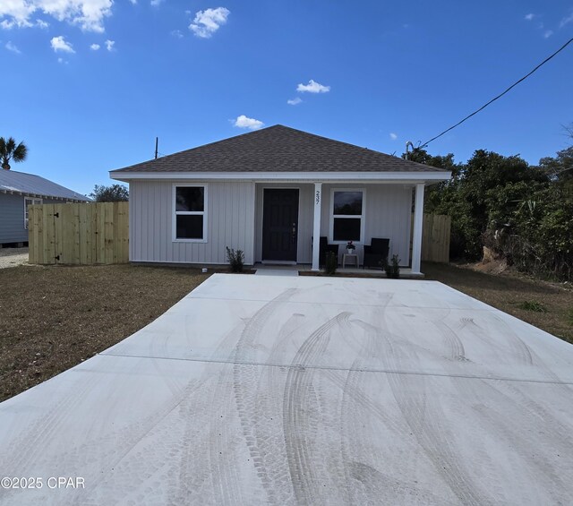 view of front of property featuring a front yard