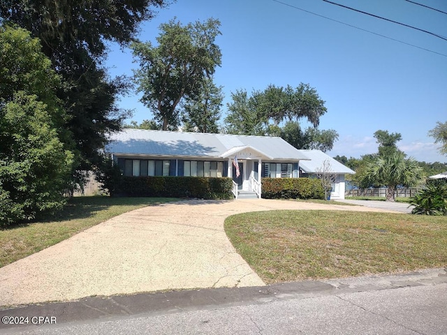 ranch-style house featuring a front lawn