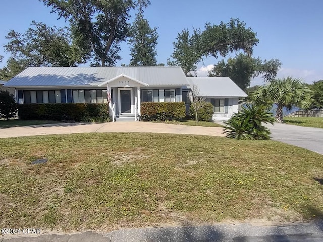 view of front facade featuring a front yard