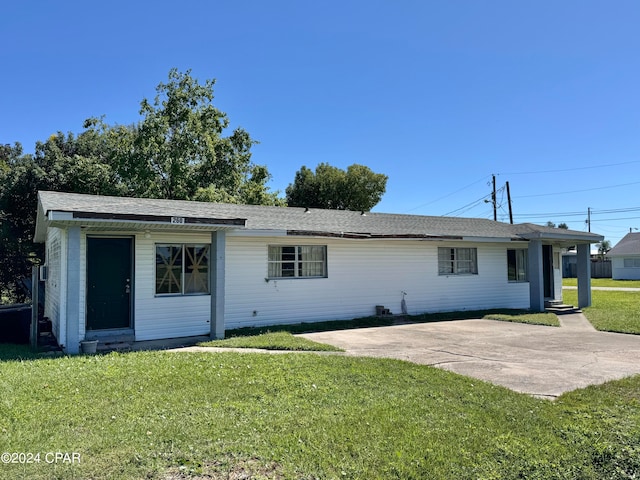 view of front of home featuring a front yard