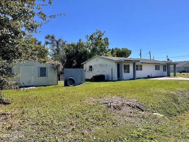 view of front of home with a front lawn