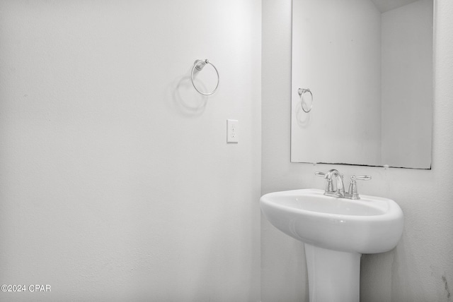 bathroom featuring sink