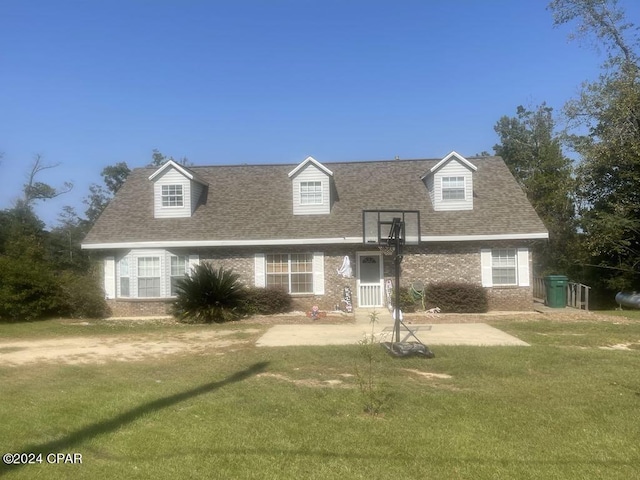 cape cod house featuring a front lawn