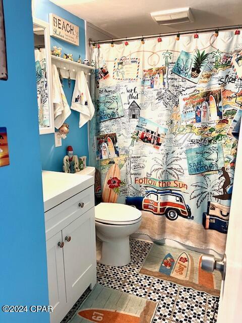 full bath with visible vents, toilet, a shower with curtain, tile patterned floors, and vanity