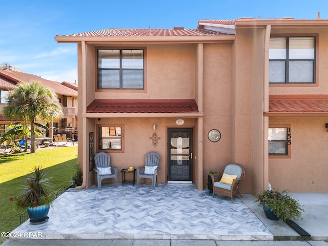 exterior space featuring a front yard