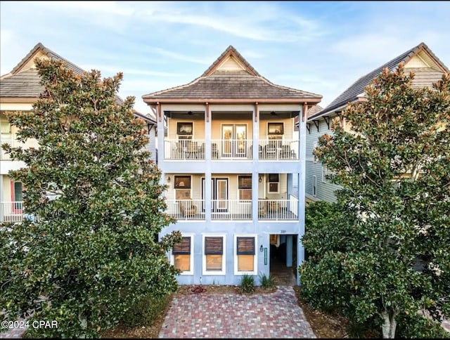 view of front of property featuring a balcony