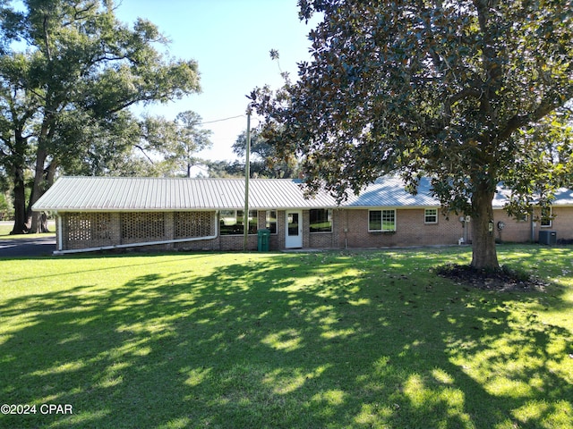 view of front of home featuring a front yard