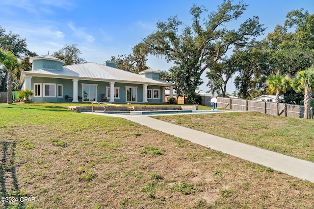 view of front of home featuring a front yard