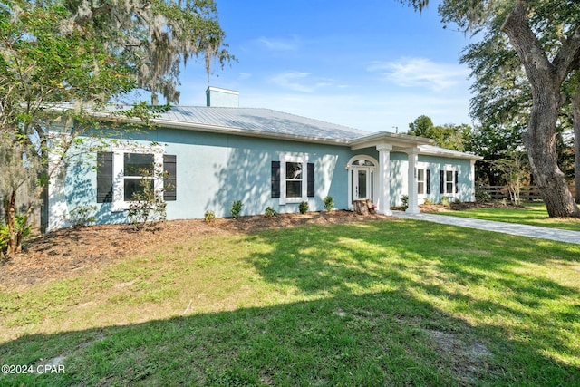 ranch-style house featuring a front yard