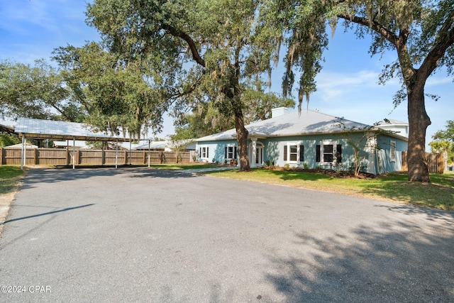 ranch-style home featuring a front lawn