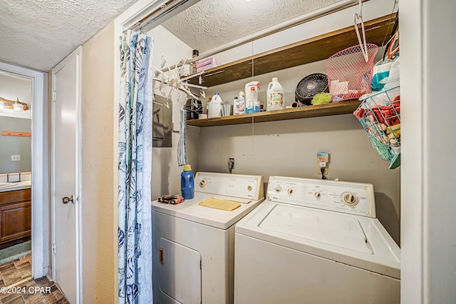 washroom with a textured ceiling, laundry area, and independent washer and dryer