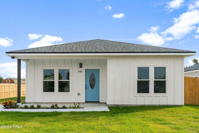 single story home with a front lawn