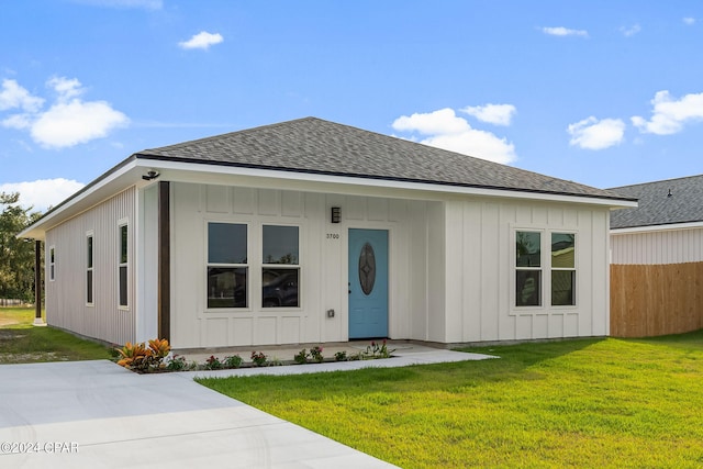 ranch-style home featuring a front lawn