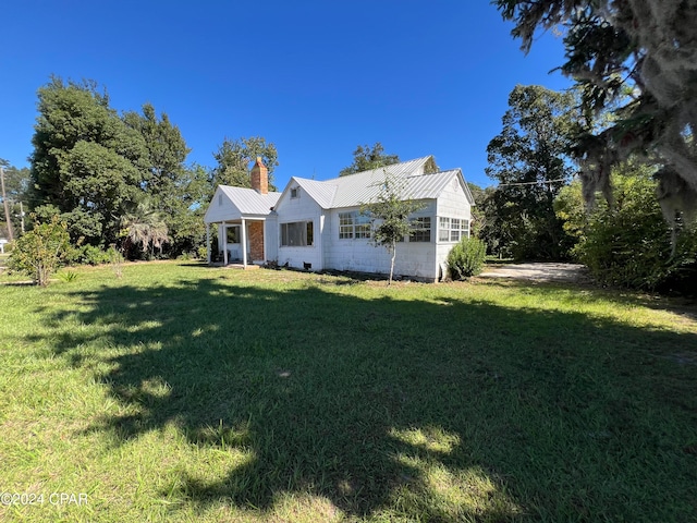 view of front of home with a front lawn