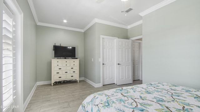 bedroom featuring ceiling fan and crown molding