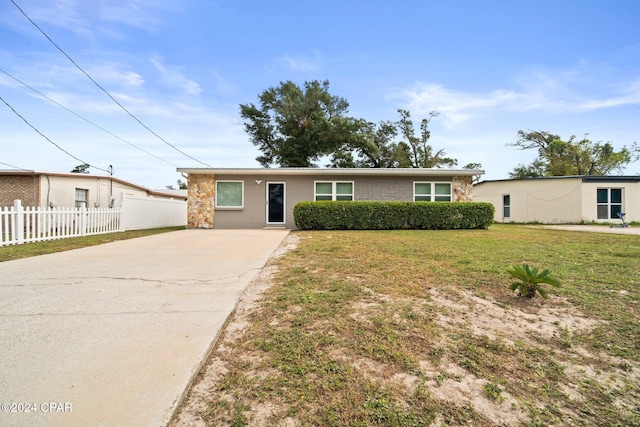 single story home featuring a front yard