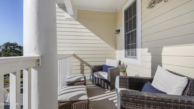 balcony featuring an outdoor hangout area