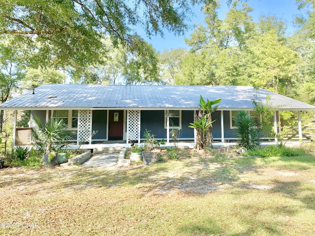 ranch-style home with a porch