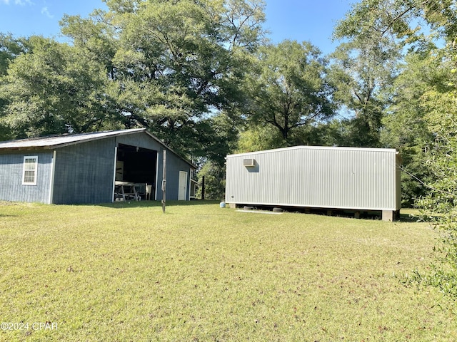 view of yard with an outbuilding