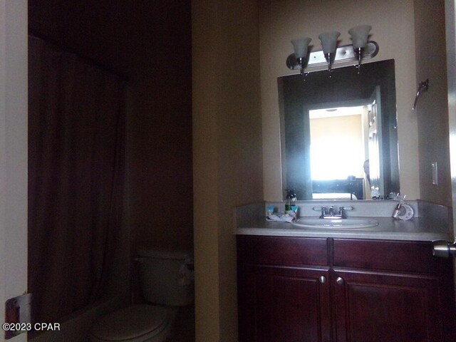 bathroom with vanity, a shower with shower curtain, and toilet