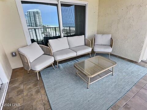 5801 Thomas Dr Unit 501, Panama City, FL 32408 - living room featuring a textured wall