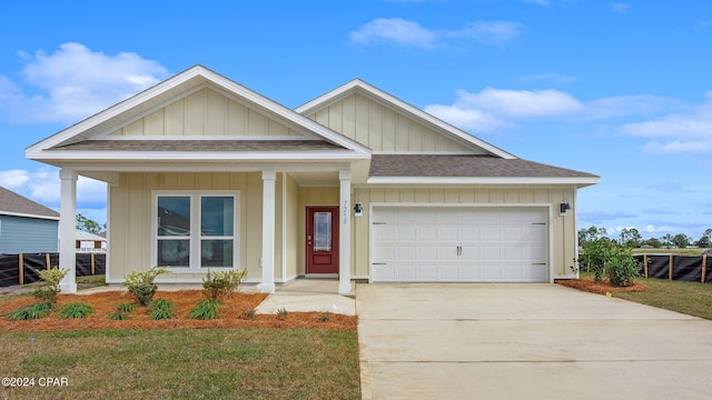 view of front facade featuring a garage and a front yard