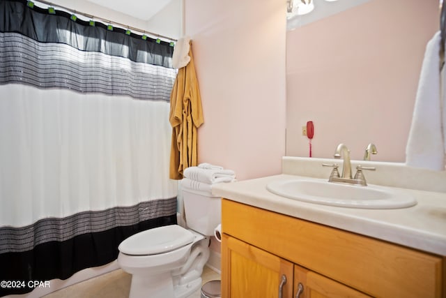 bathroom with a shower with curtain, vanity, and toilet