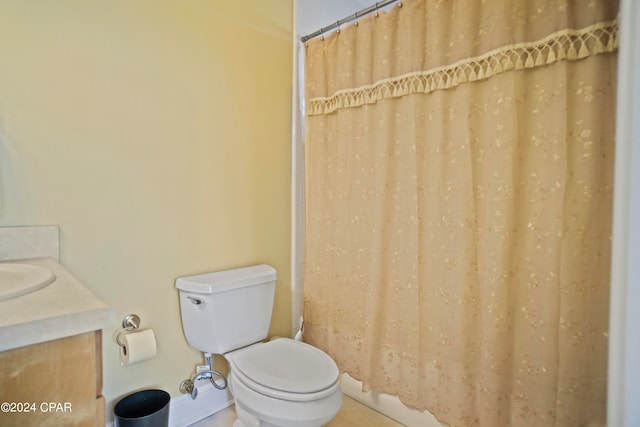 bathroom featuring a shower with curtain, vanity, and toilet