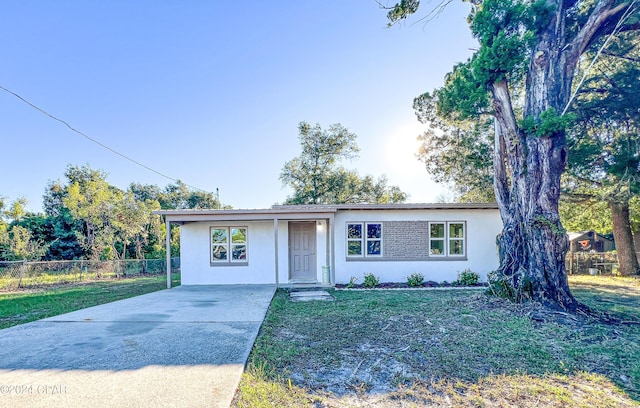 ranch-style house featuring a front yard