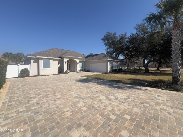 view of front facade featuring a front yard