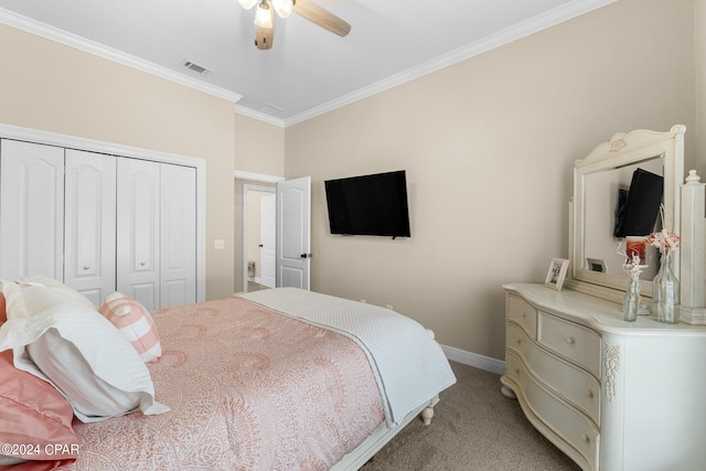 bedroom featuring light carpet, a ceiling fan, visible vents, a closet, and crown molding