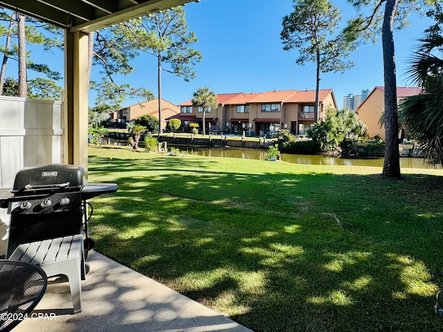 view of yard featuring a water view