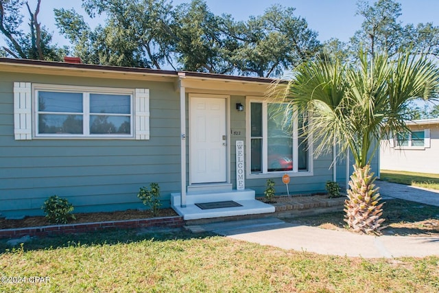 view of front facade featuring a front yard