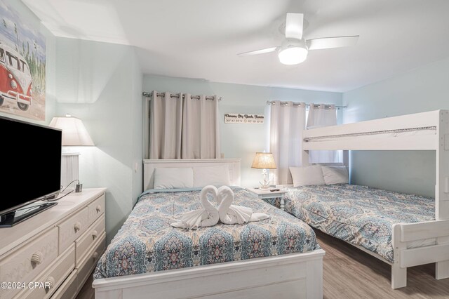 bedroom featuring light hardwood / wood-style floors and ceiling fan