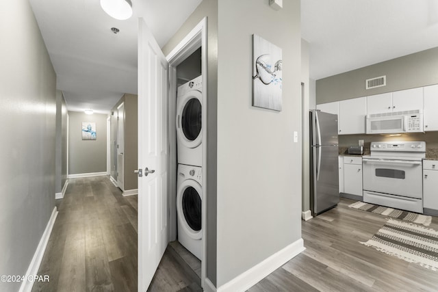 bathroom featuring vanity, toilet, and a shower with curtain