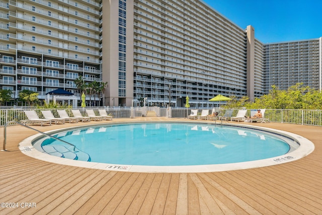 view of swimming pool