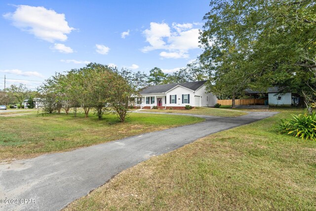 view of front of home featuring a front lawn